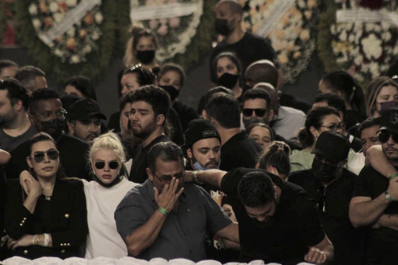 Muito próximo de Marília Mendonça, Henrique, da dupla Henrique e Juliano, chora no velório da amiga Marília Mendonça - J. Lee/ Brazil News