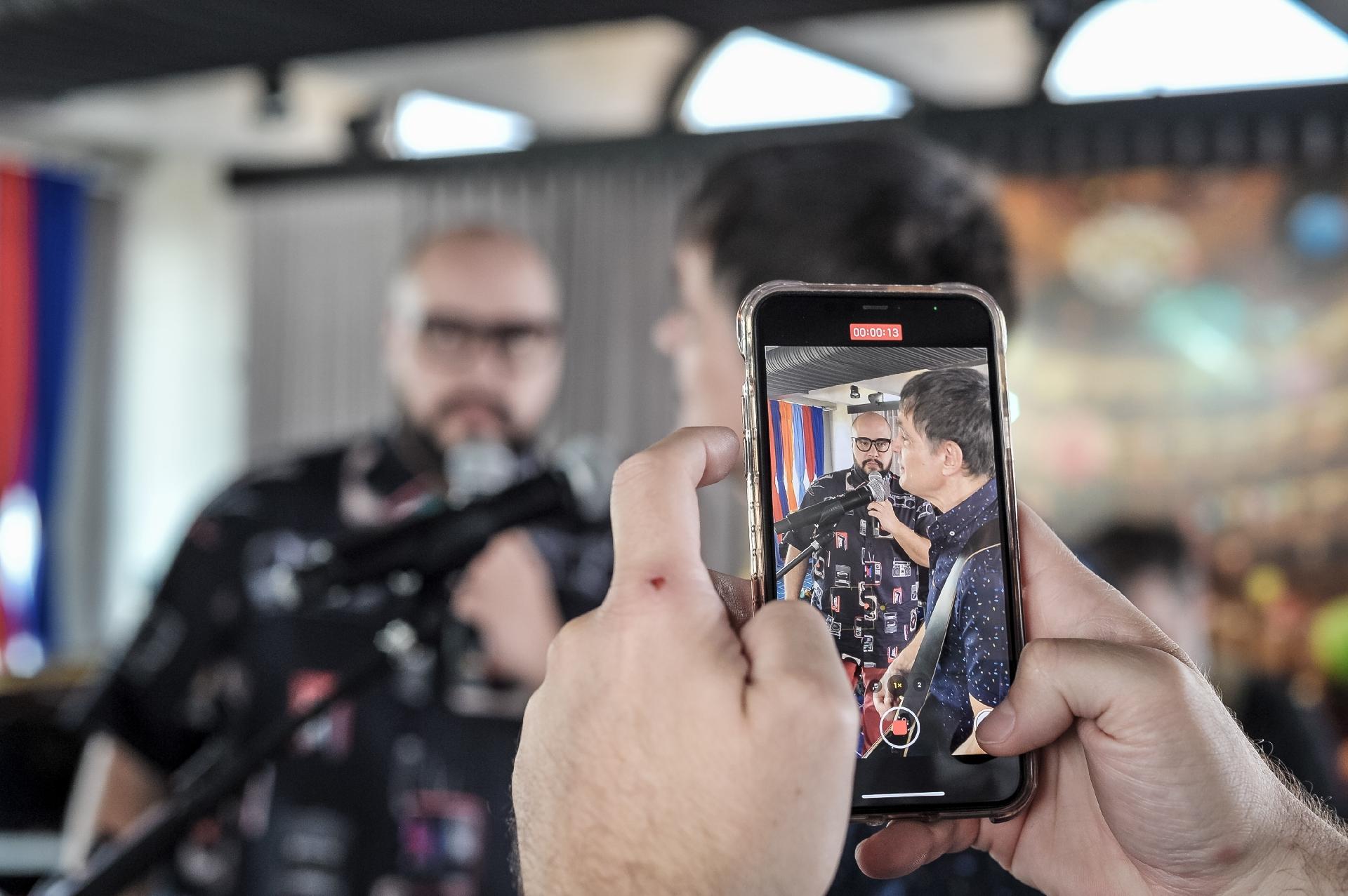 Samuel Rosa e Tiago Abravanel nos bastidores da gravação para o 'Sai da Caixa' - Reinaldo Canato/UOL