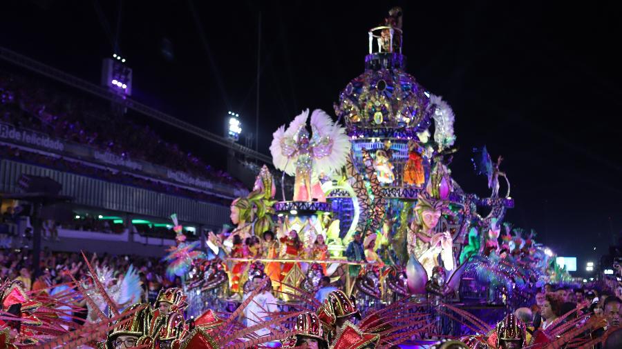 13.fev.2024 - Desfile da Vila Isabel na segunda noite de carnaval no sambódromo da Marquês de Sapucaí