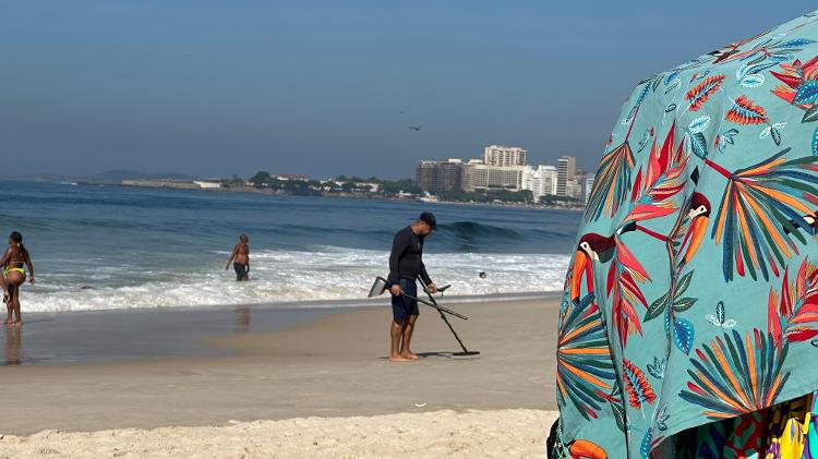 Caçadores de metais tentam a sorte em Copacabana