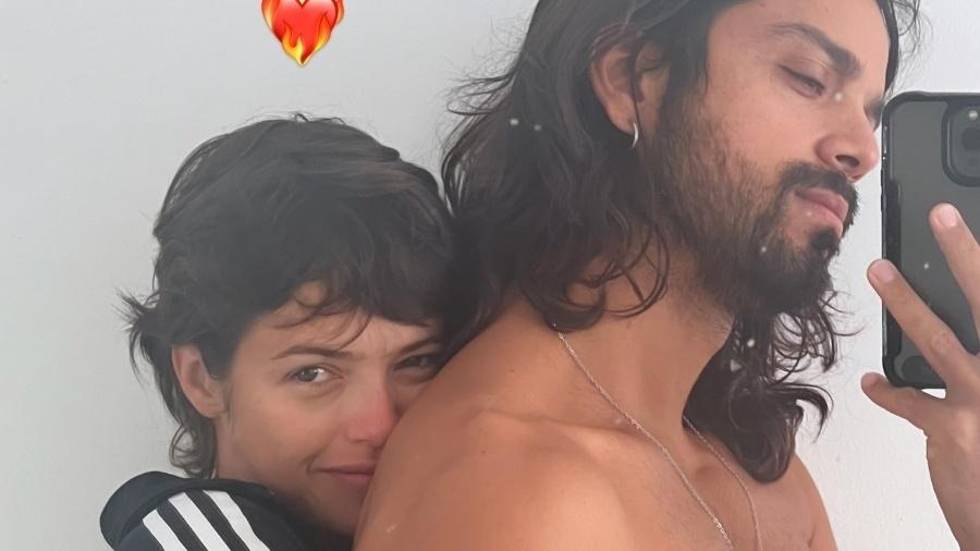 Rodrigo Simas posa pelado em clique com Agatha Moreira Rodrigo Simas posa pelado em clique com Agatha Moreira