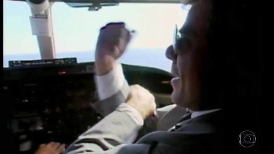 Marco Aurélio (Reginaldo Faria) dá uma banana para o Brasil antes de fugir em 'Vale Tudo'