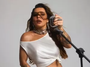 Sem sutiã, Lauana Prado sensualiza em figurino all-white: 'Fetiche'