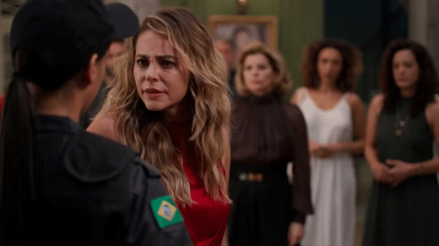 Heleninha (Paolla Oliveira) chega em casa com a polícia em 'Vale Tudo' Heleninha (Paolla Oliveira) chega em casa com a polícia em 'Vale Tudo'
