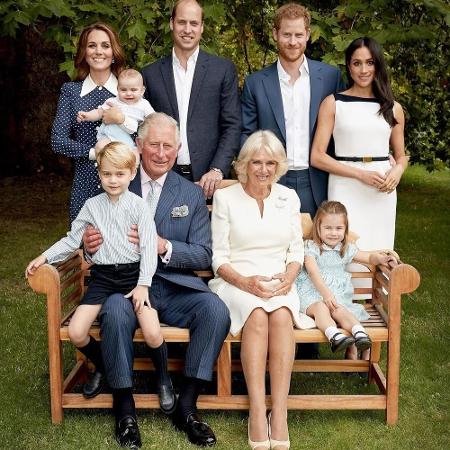 O príncipe Charles ao lado da mulher, Camilla, dos filhos, William e Harry, das noras, Kate e Meghan, e dos netos, George, Charlotte e Louis O príncipe Charles ao lado da mulher, Camilla, dos filhos, William e Harry, das noras, Kate e Meghan, e dos netos, George, Charlotte e Louis