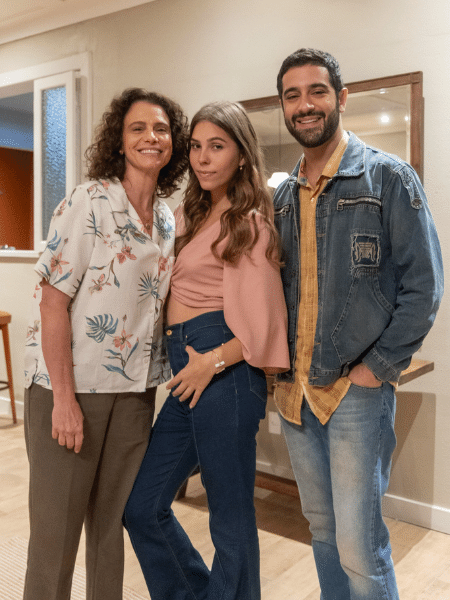 Meire (Malu Galli), Buba (Gabriela Medeiros) e Décio (Miguel Rômulo) em 'Renascer'