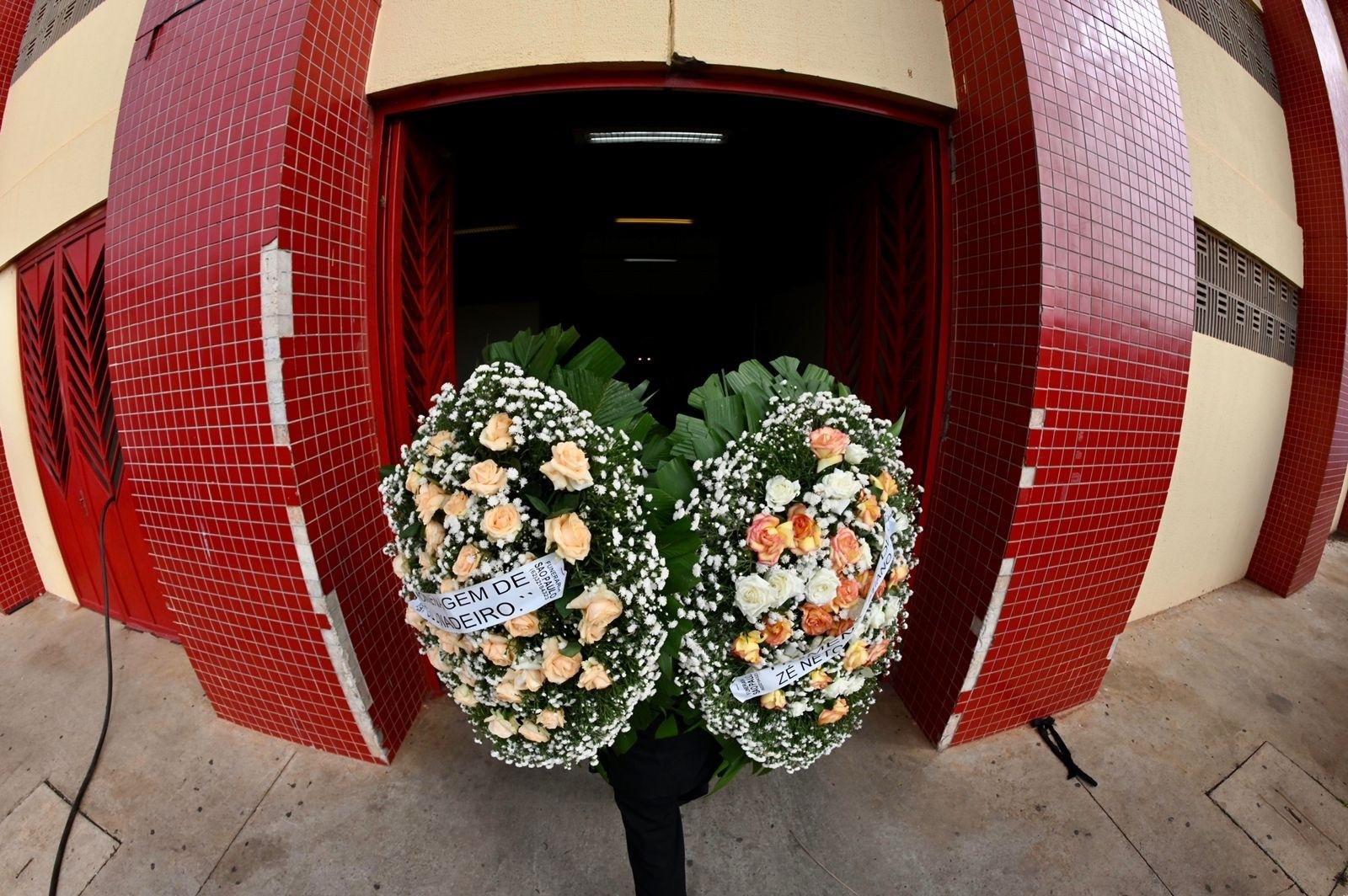 Coroas de flores começam a chegar no velório de Marília Mendonça; uma delas foi enviada pela dupla Zé Neto e Cristiano - Cristiano Borges/AgNews