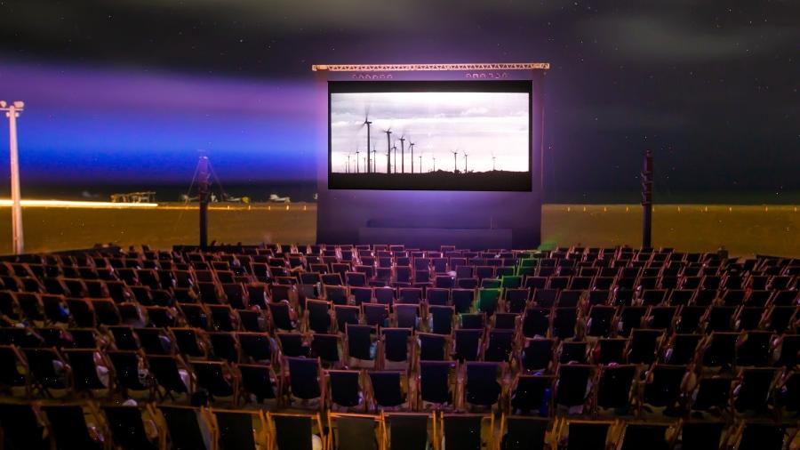 Uma imensa sala a céu aberto, para 1700 pessoas, na Praia do Maceió, no Rio Grande do Norte, abria a Mostra de Cinema de Gostoso 