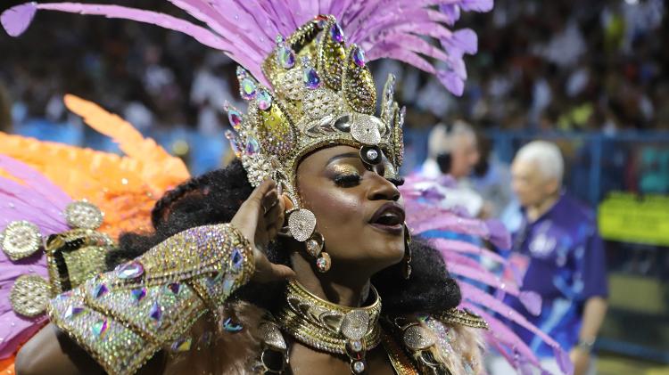 Lorena Raissa é a rainha de bateria da escola pelo segundo ano seguido. 