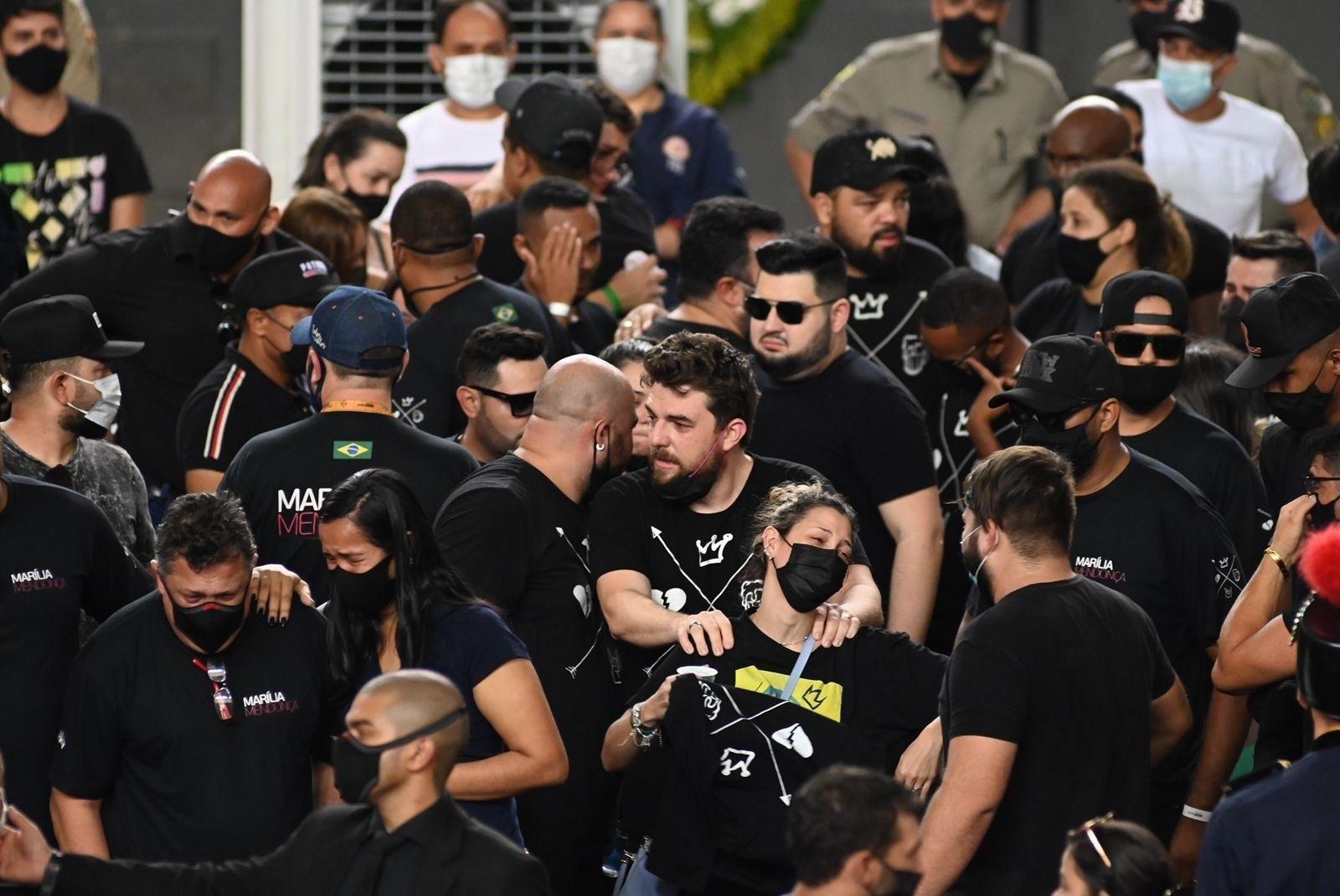 Banda de Marília Mendonça chega a Goiânia para o velório da cantora - AgNews
