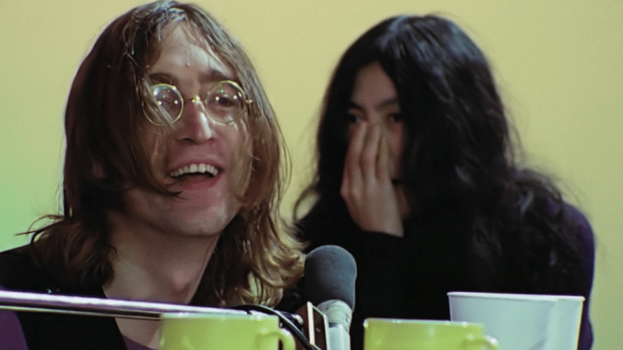 Yoko ao lado de Lennon em Get Back: sempre em cena - Reprodução DisneyPlus