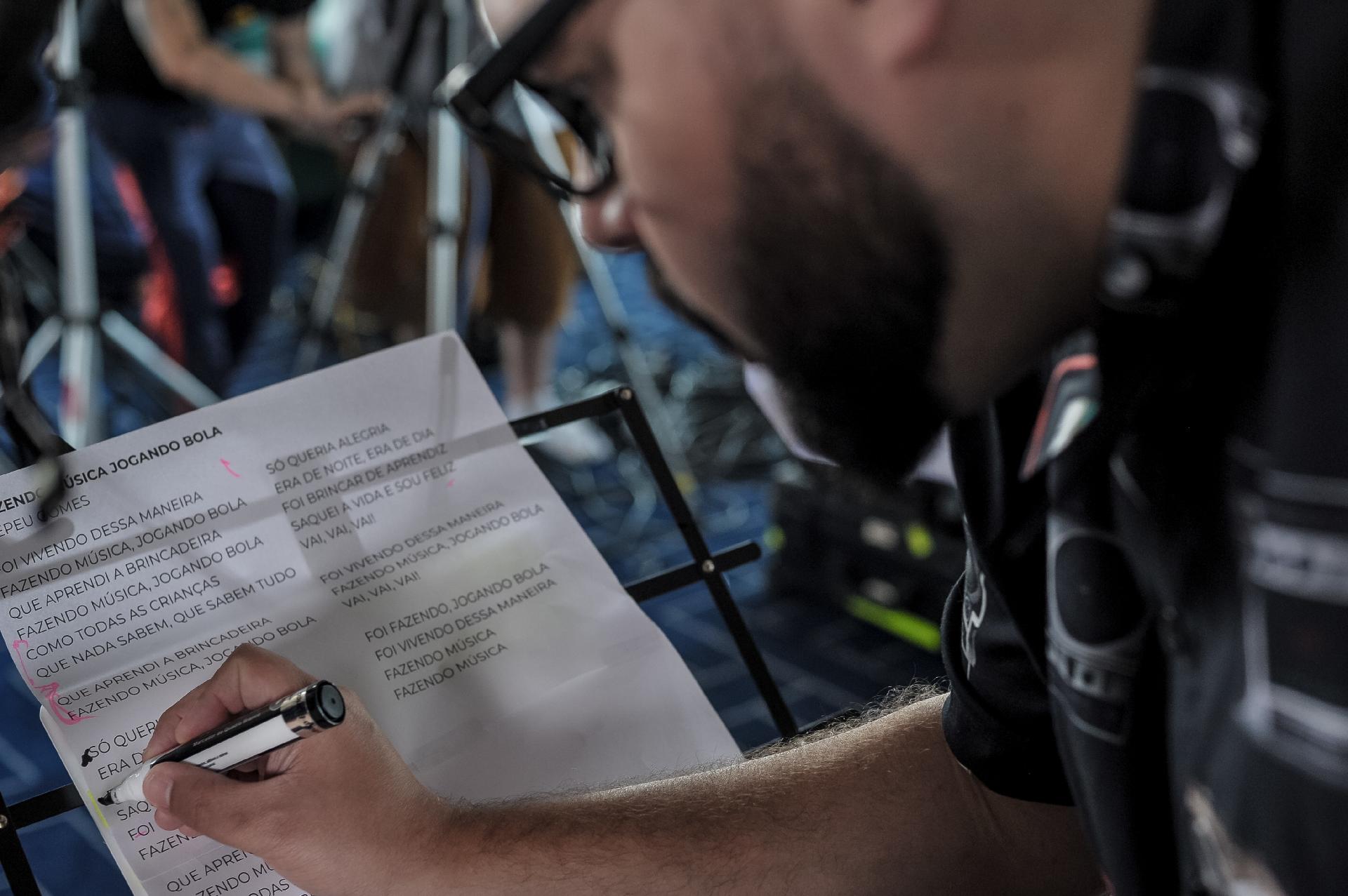 Sai da Caixa: Tiago Abravanel nos bastidores da gravação com Samuel Rosa - Reinaldo Canato/UOL
