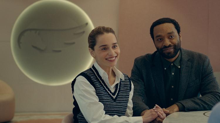 Emilia Clarke e Chiwetel Ejiofor em cena 'Geração Futuro'