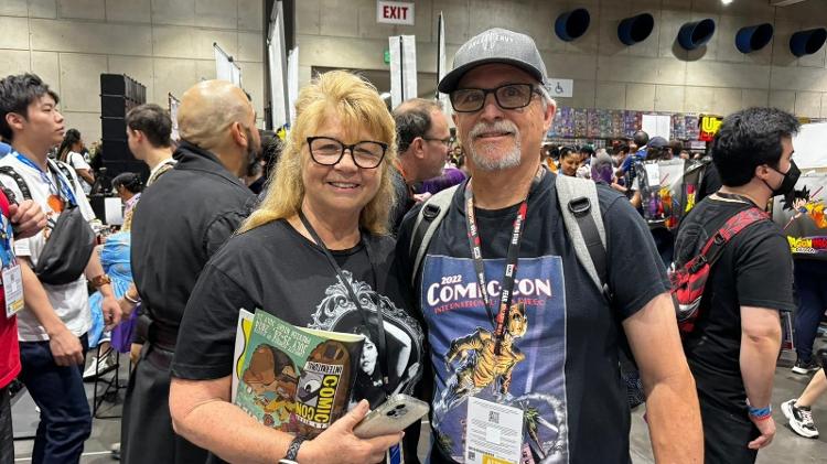 Jerri Selwat, 68, e o marido Stuart, 69, estavam na fila para comprar colecionáveis para o filho na SDCC