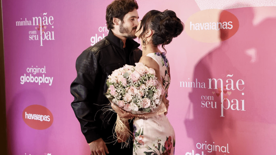 Com um beijão e buquê de flores, Nicolas Prattes fez surpresa para Sabrina Sato no lançamento do reality Com um beijão e buquê de flores, Nicolas Prattes fez surpresa para Sabrina Sato no lançamento do reality