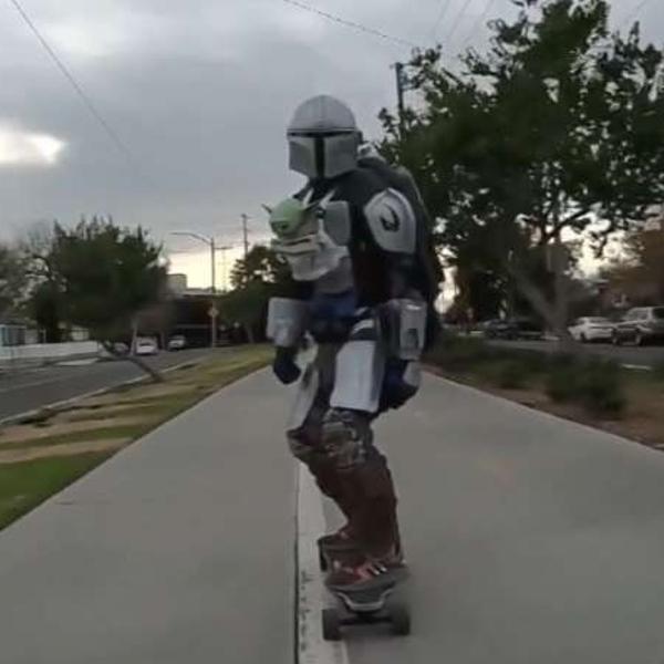 Um mandaloriano e um Baby Yoda andando de skate, quer coisa melhor? 