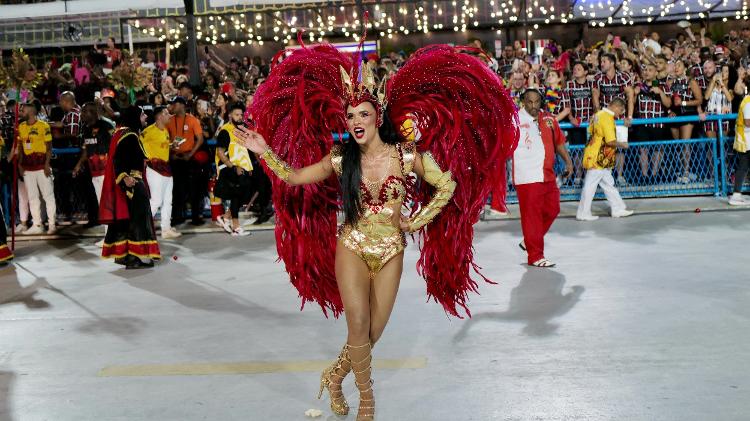 A atriz de Fuzuê Giovana Cordeiro representou a pedra filosofal no desfile da Porto da Pedra