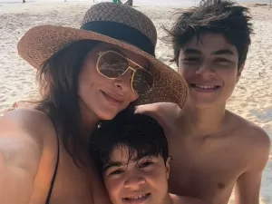 Juliana Paes comemora aniversário de 14 anos do filho de biquíni 