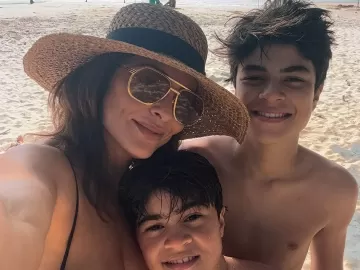 De biquíni, Juliana Paes comemora o aniversário de 14 anos do filho