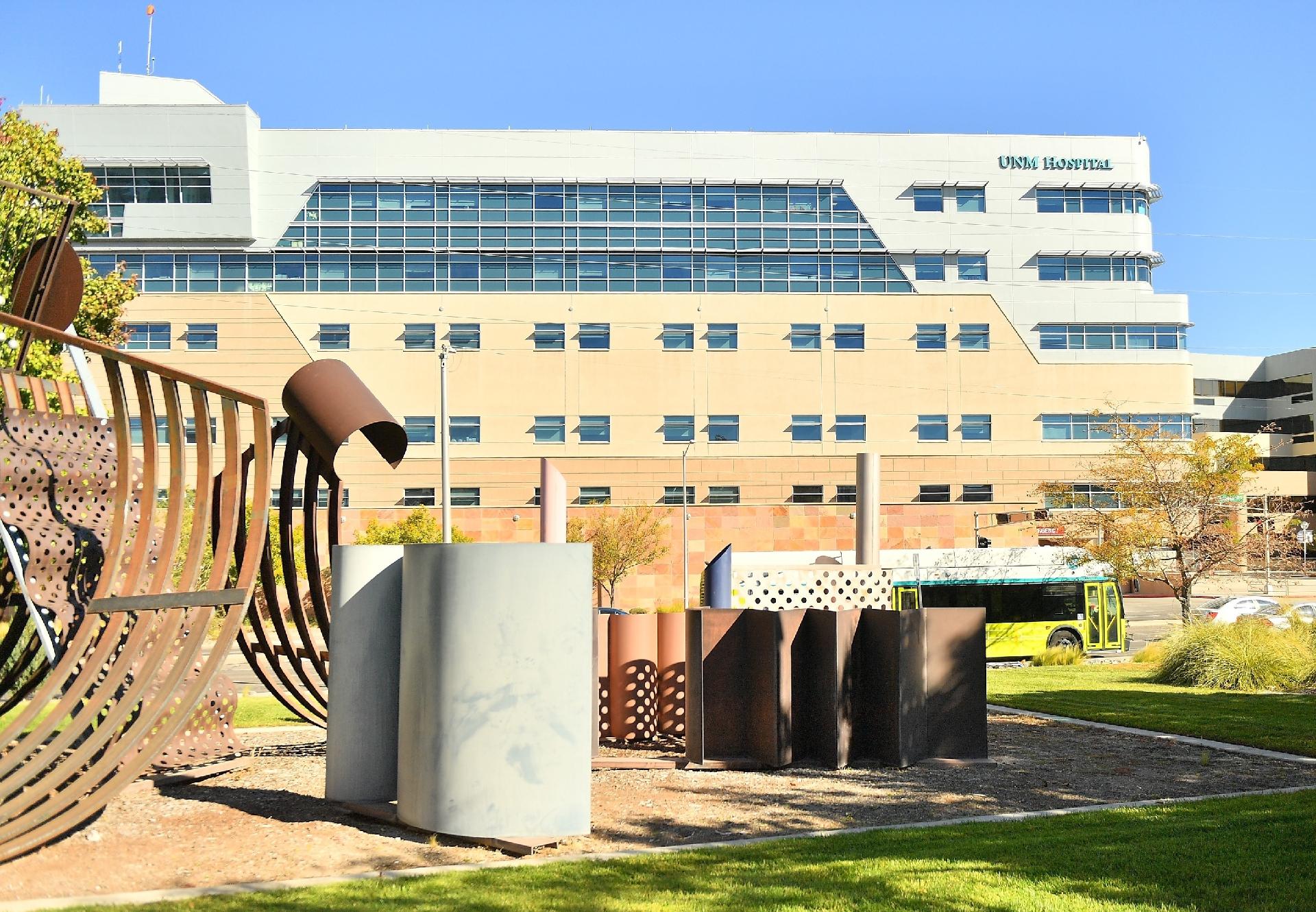 Vista externa do Hospital da Universidade do Novo México, para onde a diretora de fotografia de 'Rust' Halyna Hutchins foi levada e mais tarde declarada morta após ser ferida durante as filmagens, em 22 de outubro de 2021 em Albuquerque, Novo México. A estrela e produtor do filme Alec Baldwin disparou uma arma de fogo que atingiu Hutchins. - Sam Wasson/Getty Images