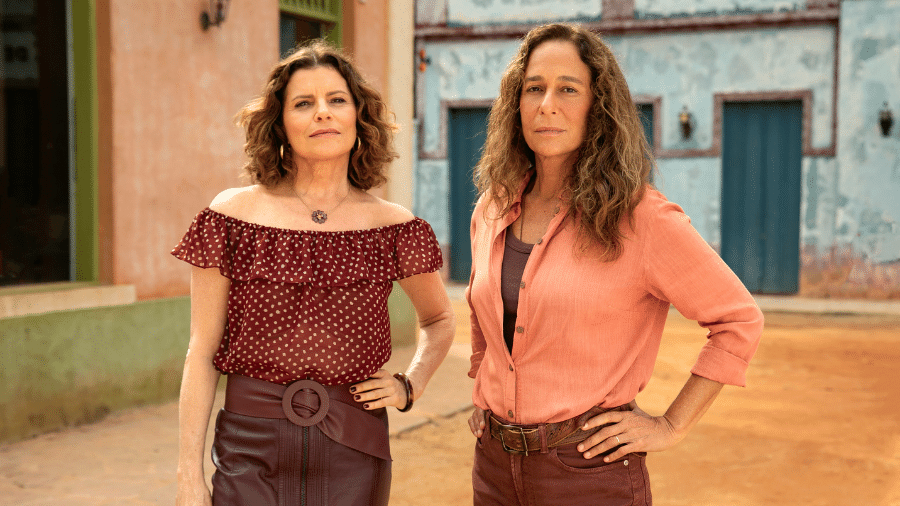 Deodora (Debora Bloch) e Zefa Leonel (Andrea Beltrão) em 'No Rancho Fundo'