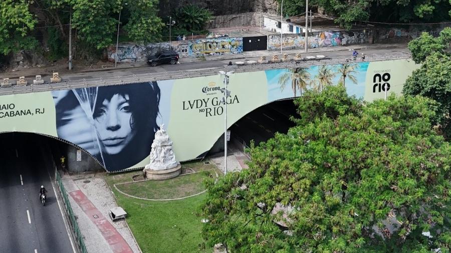 Painel gigante anunciando o show foi instalado na entrada do Túnel Engenheiro Coelho Cintra, que liga os bairros de Copacabana e Botafogo, no Rio de Janeiro - Vinicius Rodrigues / divulgação