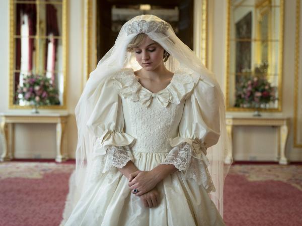 Detalhes do vestido de casamento de Diana (Emma Corrin) na quarta temporada de 'The Crown'