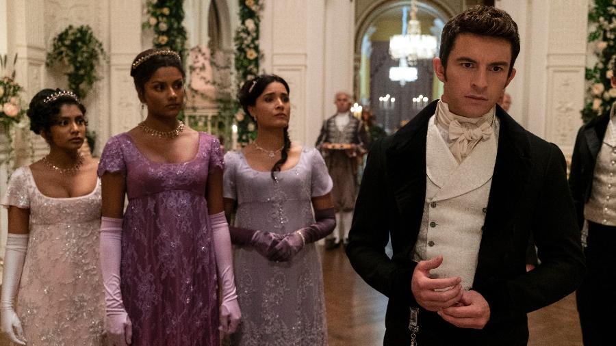 De um lado, Mary Sharma (Shelley Conn) com suas filhas, Edwina e Kate; de outro, Anthony Bridgerton (Jonathan Bailey), em episódio da 2ª temporada da série de sucesso da Netflix - Liam Daniel/Netflix