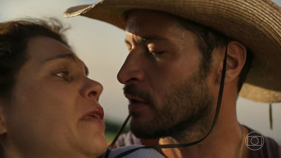 Maria Bruaca (Isabel Teixeira) com Levi (Leandro Lima) em "Pantanal": ele é violento - Reprodução/TV Globo