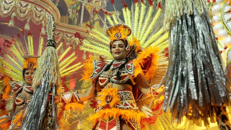 Desfile da Dragões da Real na primeira noite de carnaval no sambódromo do Anhembi.