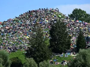 Fãs de Taylor Swift lotam montanha para tentar assistir show na Alemanha