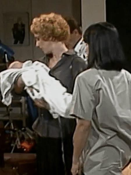 Maria de Fátima entregando seu filho para estrangeira em 'Vale Tudo' Maria de Fátima entregando seu filho para estrangeira em 'Vale Tudo'