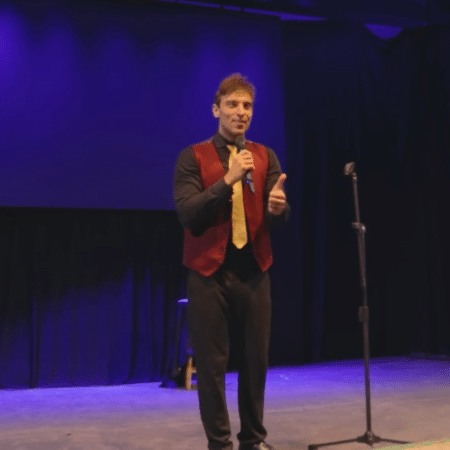 Léo Lins em apresentação Léo Lins em apresentação