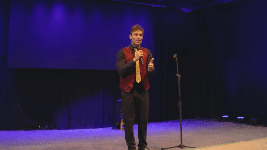 Léo Lins em apresentação Léo Lins em apresentação