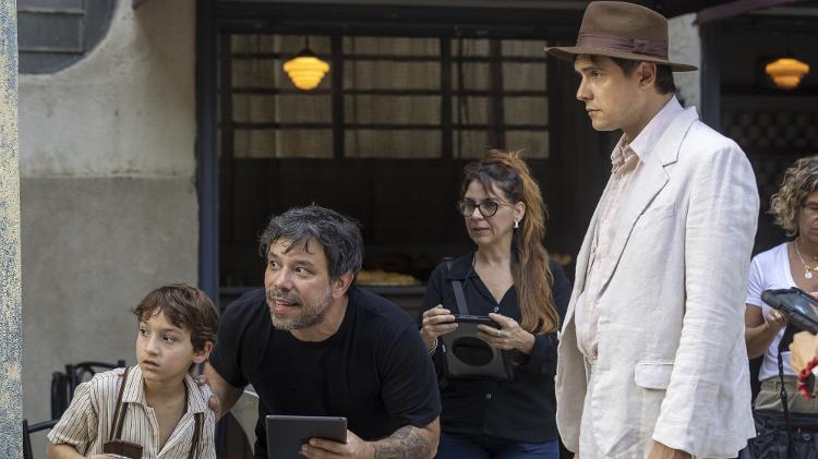 Samir (Davi Malizia) e Candinho (Sergio Guizé) nos bastidores de 'Êta Mundo Melhor' Samir (Davi Malizia) e Candinho (Sergio Guizé) nos bastidores de 'Êta Mundo Melhor'