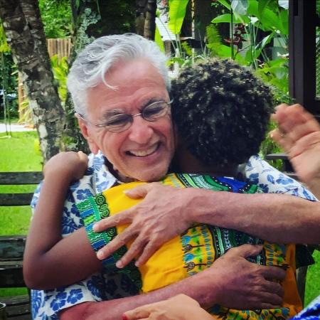 Regina Casé mostra abraço de Caetano Veloso e Roque - Reprodução/Instagram