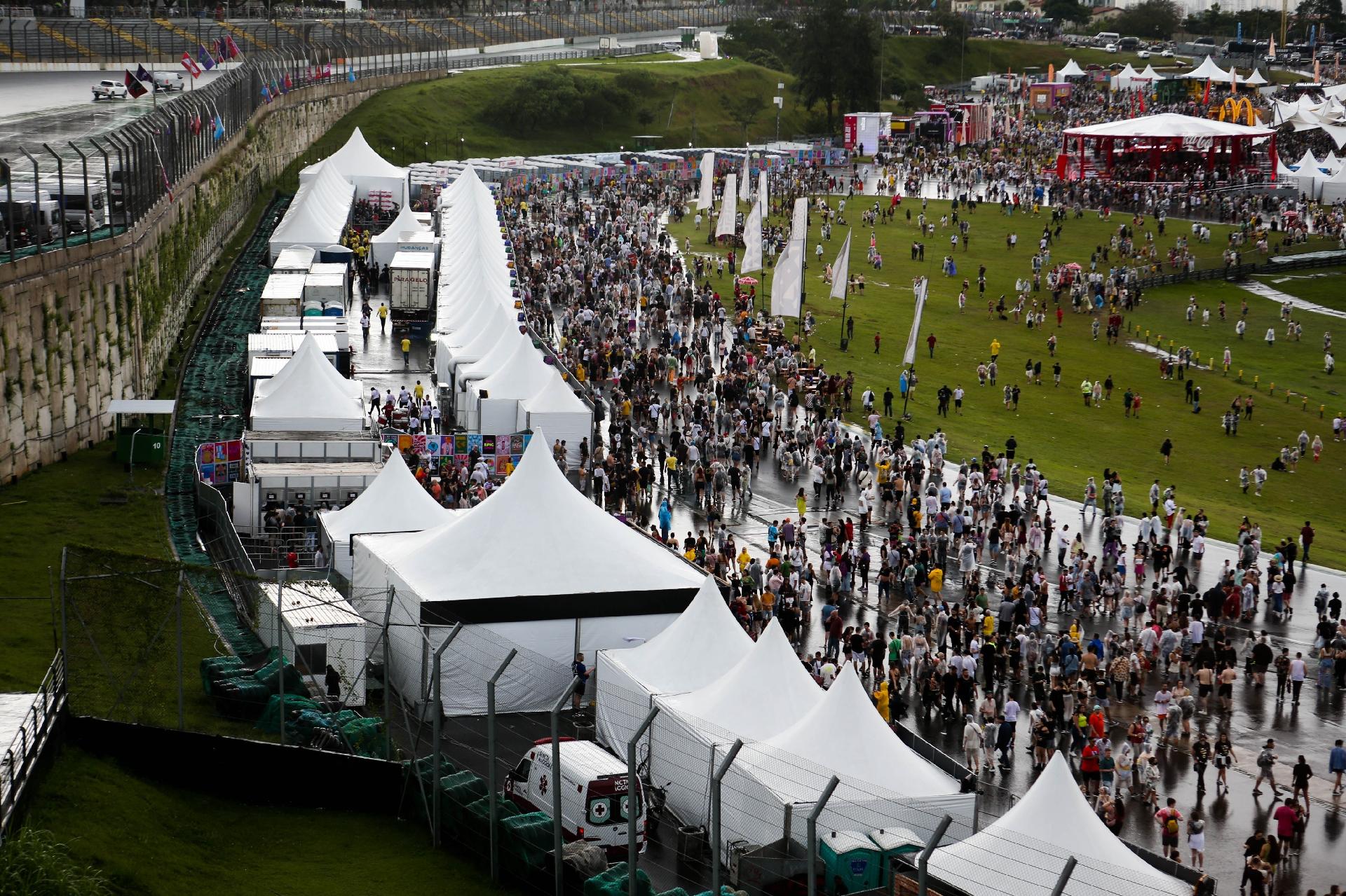 Público enfrentou chuva e calor no primeiro dia de Lolla - Rubens Cavallari/Folhapress