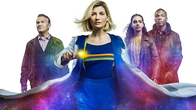 Bradley Walsh (esq.), Joddie Whittaker, Mandip Gil e Tosin Cole em Doctor Who