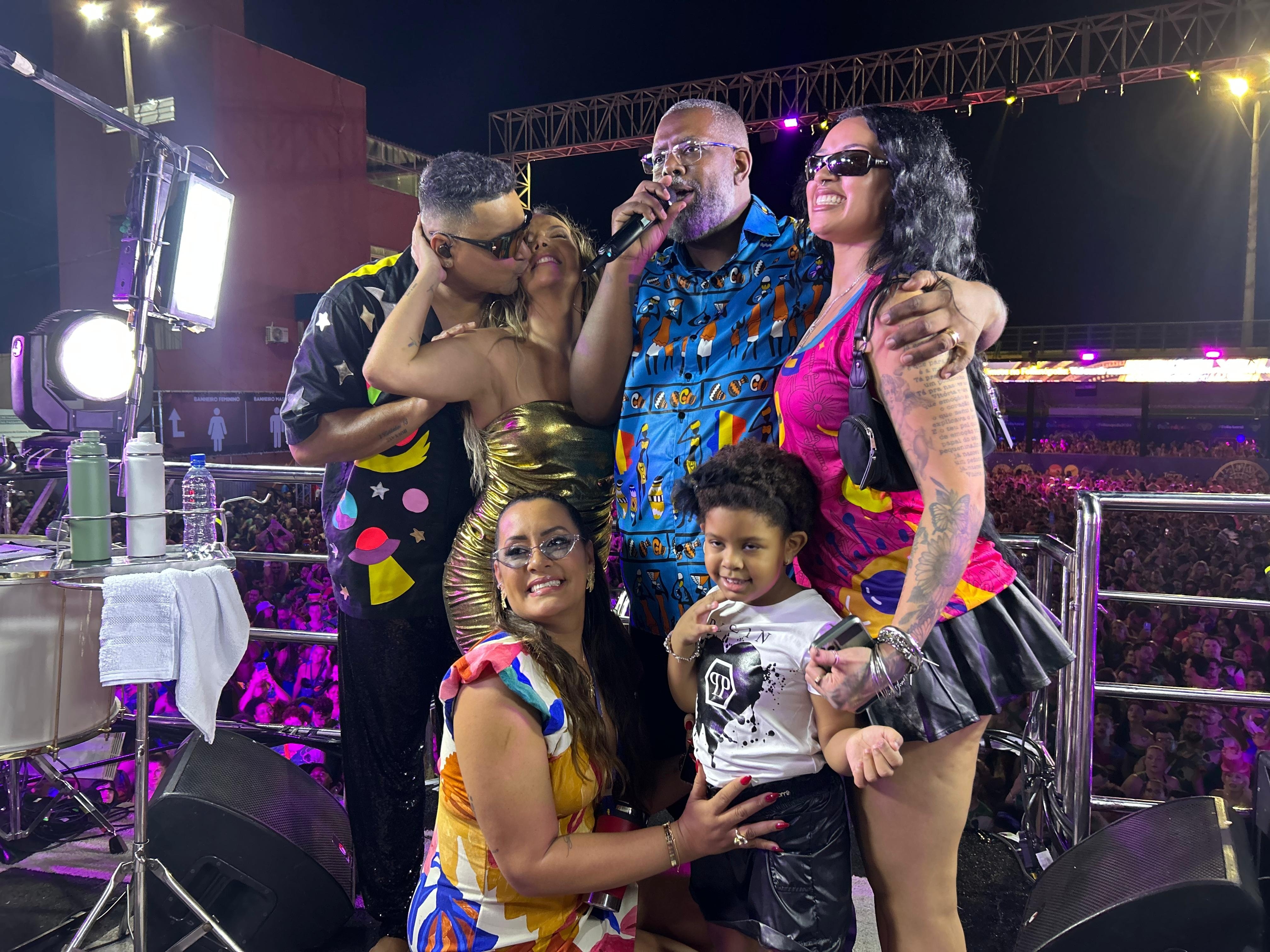 Péricles sobe no trio de Xanddy para aniversário de Carla Perez