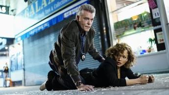 Ray Liotta e Jennifer Lopez na série 'Shades of Blue' - Divulgação/NBC