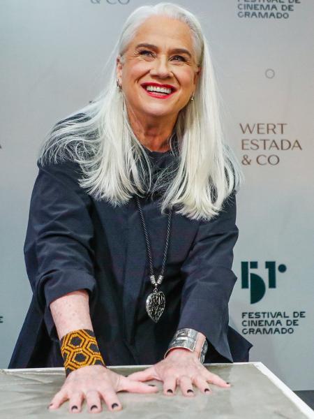 Vera Holtz gravou suas mãos na calçada da fama do 51º Festival de Cinema de Gramado
