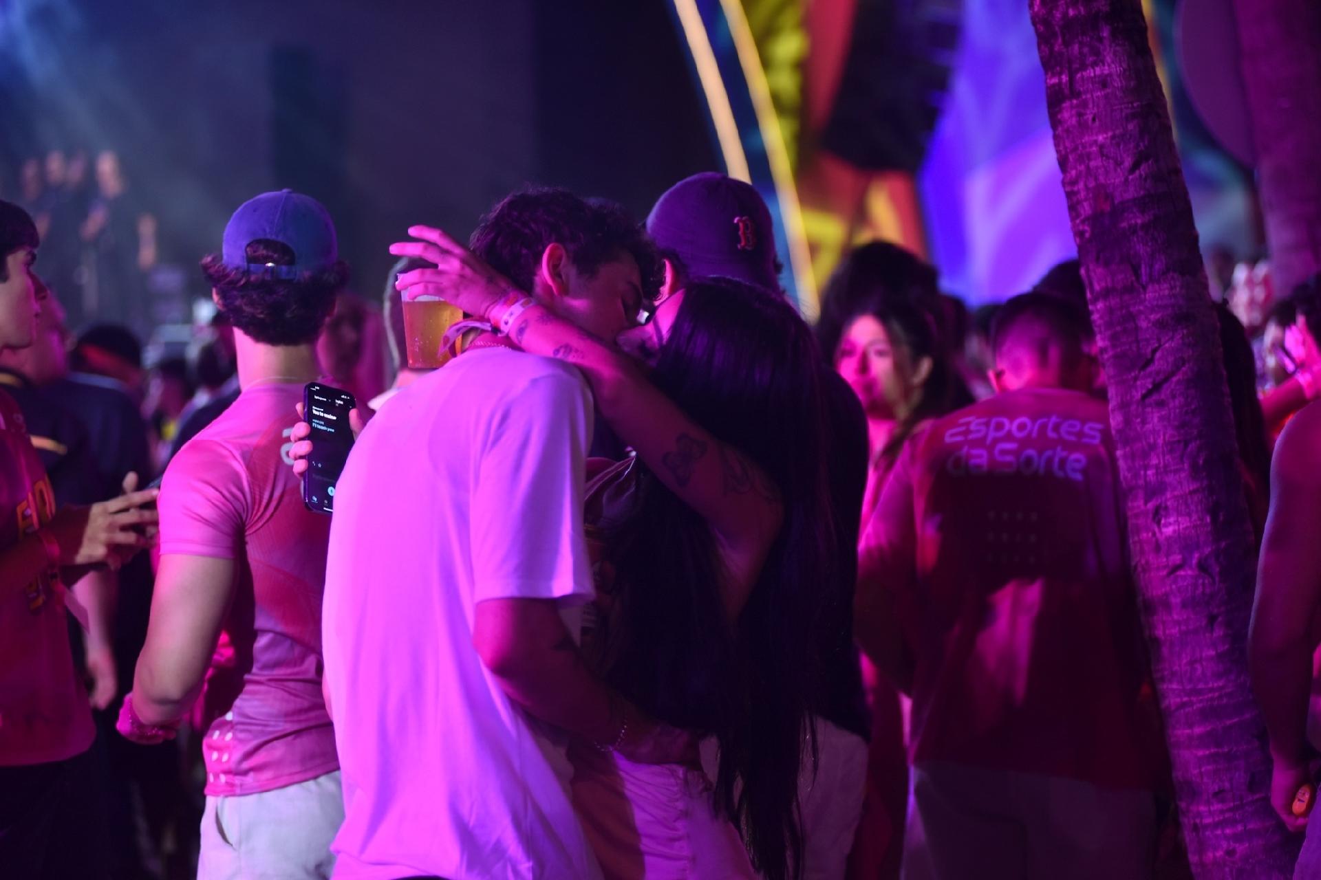 Beca Barreto beija moreno misterioso - Leo Franco/ AgNews