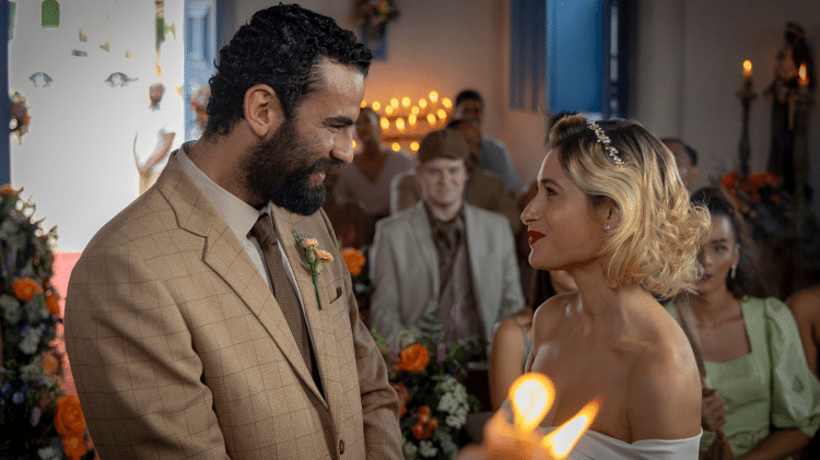 Zé Beltino (Igor Fortunato) e Blandina (Luisa Arraes) se casam na igreja em 'No Rancho Fundo'