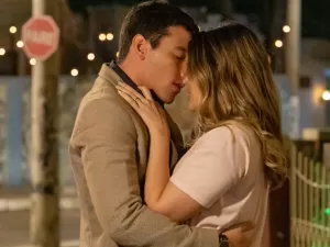 Fãs comemoram 1º beijo de Murilo e Electra em 'Família É Tudo': 'Meu casal'