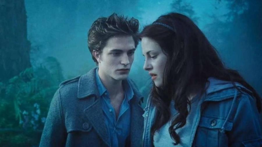 Edward (Robert Pattinson) e Bella (Kristen Stewart) no primeiro filme de "Crepúsculo" - Reprodução/Twilight/Summit Entertainment