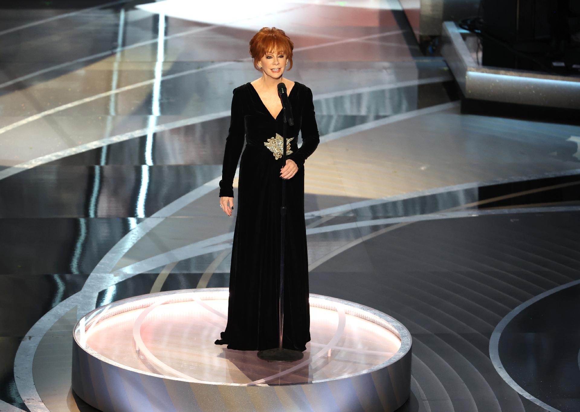 Reba McEntire cantando durante o Oscar 2022 - Getty Images