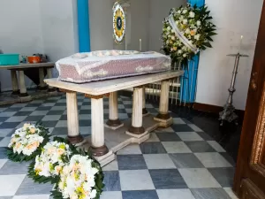 Morre Caçulinha: corpo do músico é velado em São Paulo e irmã se emociona