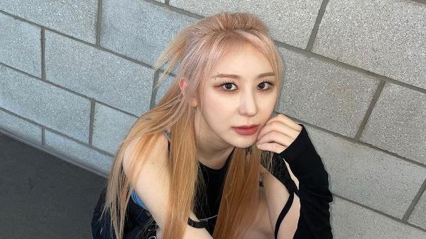 Cantora sul-coreana Lee Chaeyeon falou sobre os protestos contra o presidente 