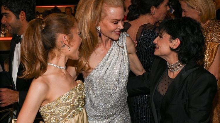 Nicole Kidman conversa com Ariana Grande, de "Wicked", e a mãe da atriz no Globo de Ouro