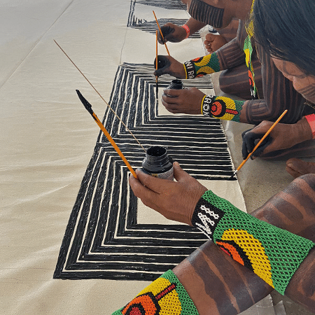 Painel com grafismos tradicionais feito por mulheres Kayapó é destaque na Exposição ?Mekukradjá Obikàrà: com os pés em dois mundos?